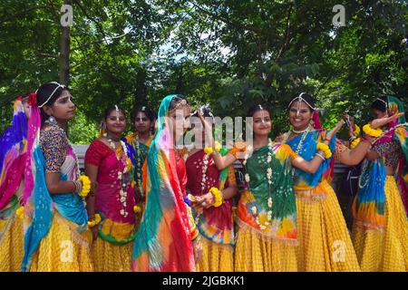 Kalkutta, Westbengalen, Indien. 9.. Juli 2022. Künstler warten darauf, am letzten Tag der einwöchigen Feier von Lord Jagannaths ''Rath Yatra'', oder der Wagenprozession, in Kalkutta aufzutreten. (Bild: © Sudipta das/Pacific Press via ZUMA Press Wire) Stockfoto