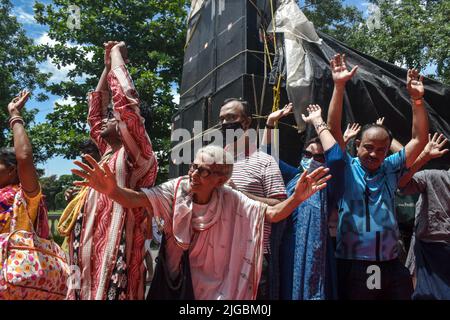 9. Juli 2022, Kolkata, Westbengalen, Indien: Hinduistische Anhänger heben ihre Hände und rufen am letzten Tag der einwöchigen Feier von Rath Yatra, oder Wagenprozession, in Kolkata religiöse Parolen. (Bild: © Sudipta das/Pacific Press via ZUMA Press Wire) Stockfoto