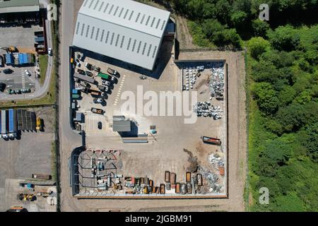 Luftdrohne über Ansicht eines großen Industriegrundstücks in Großbritannien Stockfoto