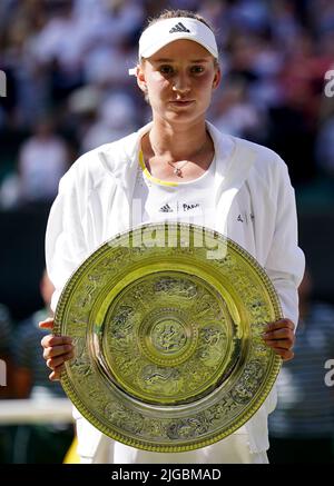 Elena Rybakina feiert mit der Venus Rosewater Dish nach dem Sieg über Ons Jabeur im Finale der Damen-Singles am dreizehnten Tag der Wimbledon Championships 2022 beim All England Lawn Tennis and Croquet Club in Wimbledon. Bilddatum: Samstag, 9. Juli 2022. Stockfoto