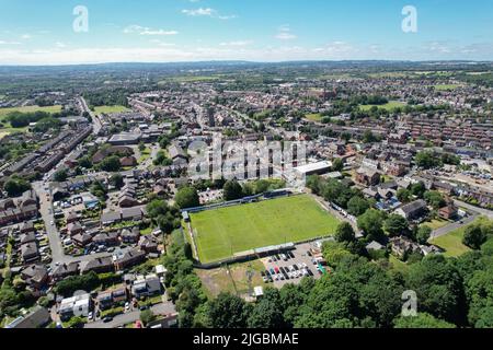 Luftdrohne Draufsicht auf Fußballplatz mit Menschen spielen, Wohnanlage UK, Skuna Stadium, Atherton Collieries Stockfoto