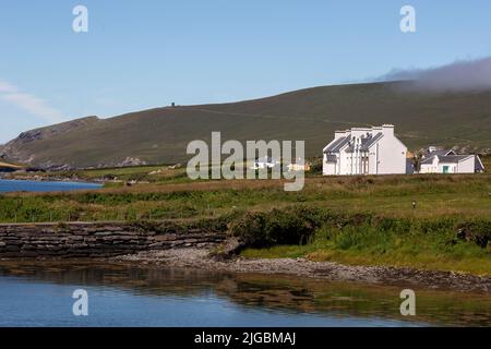 Weiße Ferienhäuser in der Nähe von Bray Head auf Valentia Island, County Kerry, Irland Stockfoto