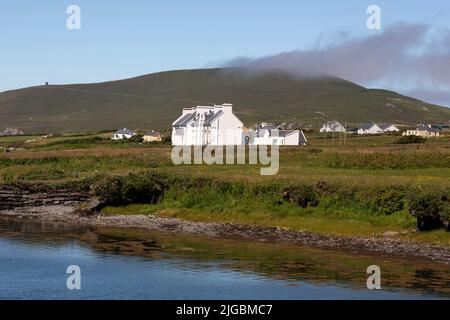 Weiße Ferienhäuser in der Nähe von Bray Head auf Valentia Island, County Kerry, Irland Stockfoto