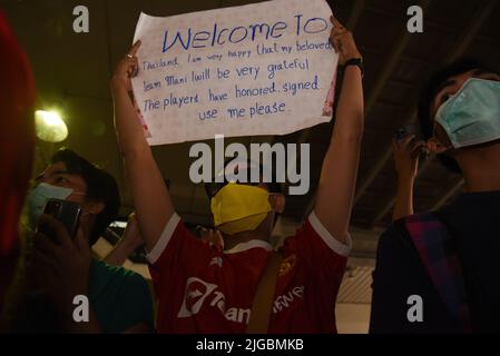 Bangkok, Thailand. 9.. Juli 2022. Am 9. Juli 2022 begrüßen die Fans von Red Devils Manchester United am internationalen Flughafen Don mueang, um an einem speziellen Fußballspiel „The Match Bangkok Century Cup 2022“ teilzunehmen, dem ersten Spiel in Asien zwischen Manchester United und „The Kop“ Liverpool im Rajamangala National Stadium, Huamark, Bangkok, Thailand, Am kommenden 12.. Juli. (Bild: © Teera Noisakran/Pacific Press via ZUMA Press Wire) Stockfoto