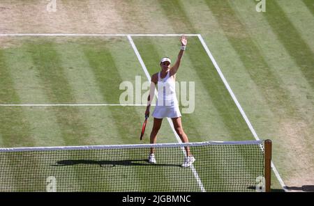 (220709) -- LONDON, 9. Juli 2022 (Xinhua) -- die kasachische Elena Rybakina feiert den Sieg im Finale der Frauen gegen den Tunesier Ons Jabeur bei der Wimbledon Tennis Championship in London, Großbritannien, 9. Juli 2022. (Xinhua/Li Ying) Stockfoto