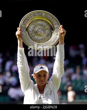 Elena Rybakina feiert mit der Venus Rosewater Dish nach dem Sieg über Ons Jabeur im Finale der Damen-Singles am dreizehnten Tag der Wimbledon Championships 2022 beim All England Lawn Tennis and Croquet Club in Wimbledon. Bilddatum: Samstag, 9. Juli 2022. Stockfoto