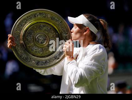 Elena Rybakina feiert mit der Venus Rosewater Dish nach dem Sieg über Ons Jabeur im Finale der Damen-Singles am dreizehnten Tag der Wimbledon Championships 2022 beim All England Lawn Tennis and Croquet Club in Wimbledon. Bilddatum: Samstag, 9. Juli 2022. Stockfoto