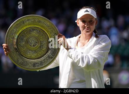 Elena Rybakina feiert mit der Venus Rosewater Dish nach dem Sieg über Ons Jabeur im Finale der Damen-Singles am dreizehnten Tag der Wimbledon Championships 2022 beim All England Lawn Tennis and Croquet Club in Wimbledon. Bilddatum: Samstag, 9. Juli 2022. Stockfoto