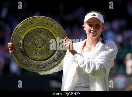 Elena Rybakina feiert mit der Venus Rosewater Dish nach dem Sieg über Ons Jabeur im Finale der Damen-Singles am dreizehnten Tag der Wimbledon Championships 2022 beim All England Lawn Tennis and Croquet Club in Wimbledon. Bilddatum: Samstag, 9. Juli 2022. Stockfoto