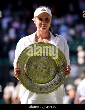 Elena Rybakina feiert mit der Venus Rosewater Dish nach dem Sieg über Ons Jabeur im Finale der Damen-Singles am dreizehnten Tag der Wimbledon Championships 2022 beim All England Lawn Tennis and Croquet Club in Wimbledon. Bilddatum: Samstag, 9. Juli 2022. Stockfoto