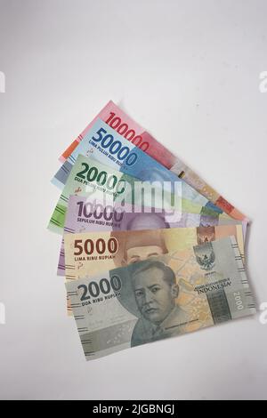 Indonesische Rupiah-Geldscheine in verschiedenen Stückelungen auf weißem Hintergrund. Offiziell von der Bank Indonesia. Stockfoto