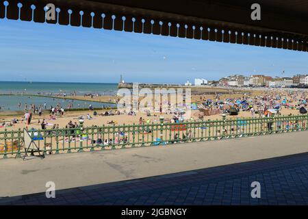 Margate, Kent, Großbritannien. 9.. Juli 2022. Wetter in Großbritannien - Menschenmassen genießen die Sonne im Margate Main Sands, Kent Credit: Kay Roxby/Alamy Live News Stockfoto