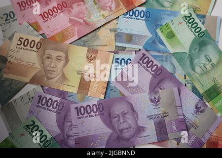 Indonesische Rupiah-Geldscheine in verschiedenen Stückelungen auf weißem Hintergrund. Offiziell von der Bank Indonesia. Stockfoto