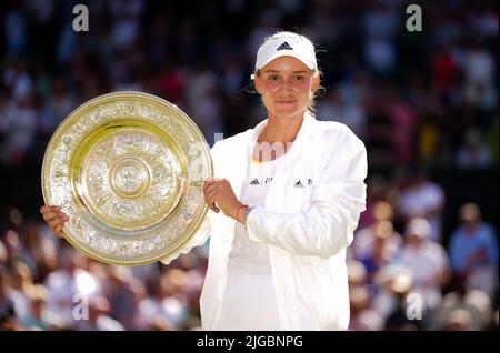 Elena Rybakina feiert mit der Venus Rosewater Dish nach dem Sieg über Ons Jabeur im Finale der Damen-Singles am dreizehnten Tag der Wimbledon Championships 2022 beim All England Lawn Tennis and Croquet Club in Wimbledon. Bilddatum: Samstag, 9. Juli 2022. Stockfoto