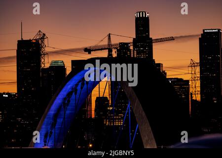 Los Angeles, USA. 08.. Juli 2022. Die neue Sixth Street Bridge und das Viadukt werden in Los Angeles eröffnet. Die neue Brücke ersetzt eine ältere Version, die aufgrund des minderwertigen Betons langsam zerbröckelte. Die neue Brücke verfügt über 10 riesige Betonbögen, die nachts mit LED-Leuchten beleuchtet werden. Es ist auch breiter und verfügt über eine spezielle Fahrradspur und einen Fußgängerweg. Die neue Brücke kostet $588 Millionen Dollar und verbindet Boyle Heights mit der Innenstadt VON LA. 7/8/2022 Los Angeles, CA., USA (Foto: Ted Soqui/SIPA USA) Quelle: SIPA USA/Alamy Live News Stockfoto