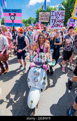 London, Großbritannien. 9.. Juli 2022. Ein Top-Beitrag von Trans Pride London im März unterstreicht die Notwendigkeit von Trans-Rechten und als Teil des Pride Month. Kredit: Guy Bell/Alamy Live Nachrichten Stockfoto