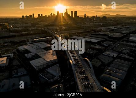 Die neue Sixth Street Bridge und das Viadukt werden in Los Angeles eröffnet. Die neue Brücke ersetzt eine ältere Version, die aufgrund des minderwertigen Betons langsam zerbröckelte. Die neue Brücke verfügt über 10 riesige Betonbögen, die nachts mit LED-Leuchten beleuchtet werden. Es ist auch breiter und verfügt über eine spezielle Fahrradspur und einen Fußgängerweg. Die neue Brücke kostet $588 Millionen Dollar und verbindet Boyle Heights mit der Innenstadt VON LA. 7/8/2022 Los Angeles, CA., USA (Foto: Ted Soqui/SIPA USA) Stockfoto