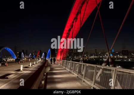 Die neue Sixth Street Bridge und das Viadukt werden in Los Angeles eröffnet. Die neue Brücke ersetzt eine ältere Version, die aufgrund des minderwertigen Betons langsam zerbröckelte. Die neue Brücke verfügt über 10 riesige Betonbögen, die nachts mit LED-Leuchten beleuchtet werden. Es ist auch breiter und verfügt über eine spezielle Fahrradspur und einen Fußgängerweg. Die neue Brücke kostet $588 Millionen Dollar und verbindet Boyle Heights mit der Innenstadt VON LA. 7/8/2022 Los Angeles, CA., USA (Foto: Ted Soqui/SIPA USA) Stockfoto