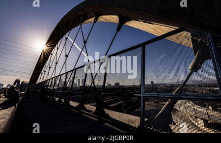 Die neue Sixth Street Bridge und das Viadukt werden in Los Angeles eröffnet. Die neue Brücke ersetzt eine ältere Version, die aufgrund des minderwertigen Betons langsam zerbröckelte. Die neue Brücke verfügt über 10 riesige Betonbögen, die nachts mit LED-Leuchten beleuchtet werden. Es ist auch breiter und verfügt über eine spezielle Fahrradspur und einen Fußgängerweg. Die neue Brücke kostet $588 Millionen Dollar und verbindet Boyle Heights mit der Innenstadt VON LA. 7/8/2022 Los Angeles, CA., USA (Foto: Ted Soqui/SIPA USA) Stockfoto