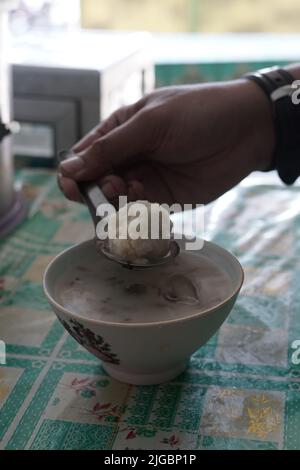 Traditionelles Getränk aus Ponorogo, Indonesien, genannt Dawet Jabung. Stockfoto