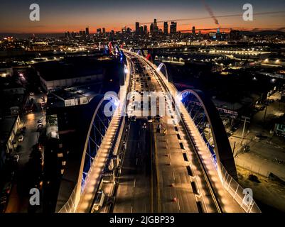 Die neue Sixth Street Bridge und das Viadukt werden in Los Angeles eröffnet. Die neue Brücke ersetzt eine ältere Version, die aufgrund des minderwertigen Betons langsam zerbröckelte. Die neue Brücke verfügt über 10 riesige Betonbögen, die nachts mit LED-Leuchten beleuchtet werden. Es ist auch breiter und verfügt über eine spezielle Fahrradspur und einen Fußgängerweg. Die neue Brücke kostet $588 Millionen Dollar und verbindet Boyle Heights mit der Innenstadt VON LA. 7/8/2022 Los Angeles, CA., USA (Foto: Ted Soqui/SIPA USA) Stockfoto