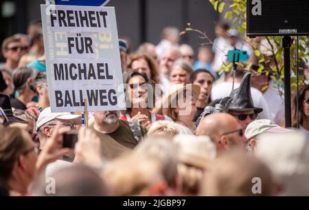 09. Juli 2022, Baden-Württemberg, Stuttgart: "Freiheit für Michael Ballweg" steht auf dem Schild eines Teilnehmers einer Querdenken-Demonstration für den inhaftierten Gründer Ballweg. Zahlreiche Menschen demonstrierten vor dem Stammheim Gefängnis gegen die Inhaftierung von Ballweg. Foto: Christoph Schmidt/dpa Stockfoto