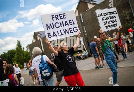 09. Juli 2022, Baden-Württemberg, Stuttgart: "Frei Michael Ballweg" und "das Schlimmste aller Viren ist blinder Gehorsam" stehen auf den Zeichen zweier Teilnehmer einer Querdenken-Demonstration für den inhaftierten Gründer Ballweg. Zahlreiche Menschen demonstrierten vor dem Stammheim Gefängnis gegen die Inhaftierung von Ballweg. Foto: Christoph Schmidt/dpa Stockfoto