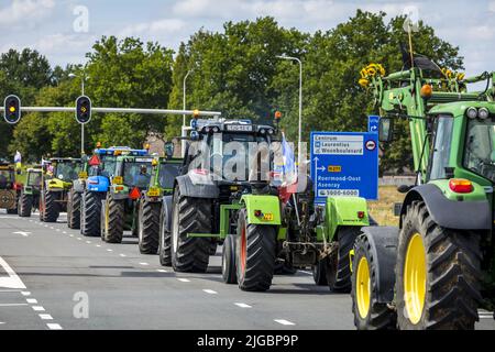 2022-07-09 15:42:49 ROERMOND - Eine Prozession von etwa hundert Traktoren gewandert durch Roermond am Samstagnachmittag nach einer Blockade der Rockwool. Die Aktivisten stimmen der Stickstoffpolitik der Regierung nicht zu. Auch belgische Landwirte nehmen an der Kampagne Teil. ANP MARCEL VAN HOORN niederlande Out - belgien Out Stockfoto