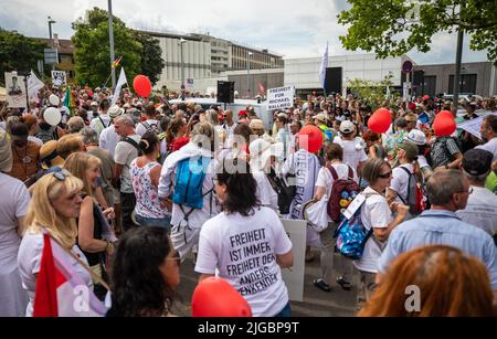 09. Juli 2022, Baden-Württemberg, Stuttgart: Zahlreiche Menschen nehmen an einer "Querdenkdemonstration" für den inhaftierten Gründer Ballweg vor dem Gefängnis Stammheim Teil. Foto: Christoph Schmidt/dpa Stockfoto