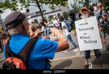 09. Juli 2022, Baden-Württemberg, Stuttgart: "Sofortige Freilassung von Michael Ballweg" steht auf dem Schild eines Teilnehmers einer Querdenken-Demonstration für den inhaftierten Gründer Ballweg. Zahlreiche Menschen demonstrierten vor dem Stammheim Gefängnis gegen die Inhaftierung von Ballweg. Foto: Christoph Schmidt/dpa Stockfoto