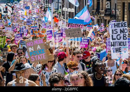 London, Großbritannien. 9.. Juli 2022. Ein Top-Beitrag von Trans Pride London im März unterstreicht die Notwendigkeit von Trans-Rechten und als Teil des Pride Month. Kredit: Guy Bell/Alamy Live Nachrichten Stockfoto