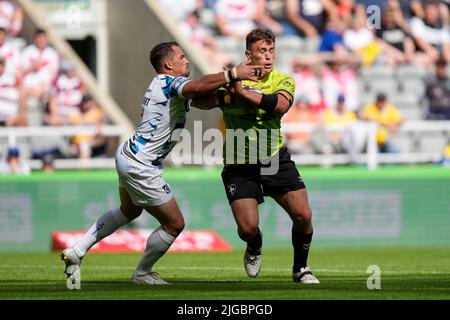 Jai Whitbread #15 von Wakefield Trinity durchbricht am 1/6/2013 die Tackle von Lucas Albert #7 von Toulouse Olympique in Newcastle, Großbritannien. (Foto von Steve Flynn/News Images/Sipa USA) Stockfoto