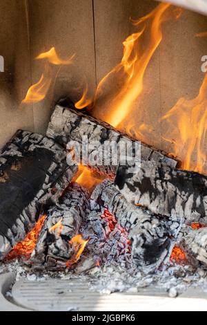 Brennendes Holz in einem Kamin mit viel heißer Glut Stockfoto
