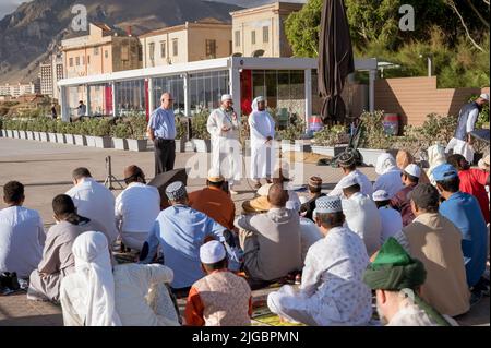 Palermo, Italien. 09.. Juli 2022. Muslime beten. Die muslimischen Gemeinden in Palermo feierten Eid al Adha (Fest des Opfers, oder Kurban Bayrami) mit einem gemeinsamen Gebet im Foro Italico, dem beliebten Hafengebiet von Palermo (Sizilien, Italien). Kredit: SOPA Images Limited/Alamy Live Nachrichten Stockfoto