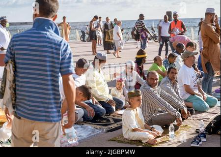 Palermo, Italien. 09.. Juli 2022. Muslime beten. Die muslimischen Gemeinden in Palermo feierten Eid al Adha (Fest des Opfers, oder Kurban Bayrami) mit einem gemeinsamen Gebet im Foro Italico, dem beliebten Hafengebiet von Palermo (Sizilien, Italien). Kredit: SOPA Images Limited/Alamy Live Nachrichten Stockfoto