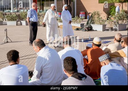 Palermo, Italien. 09.. Juli 2022. Ein Imam, der beim Sprechen gesehen wird. Die muslimischen Gemeinden in Palermo feierten Eid al Adha (Fest des Opfers, oder Kurban Bayrami) mit einem gemeinsamen Gebet im Foro Italico, dem beliebten Hafengebiet von Palermo (Sizilien, Italien). Kredit: SOPA Images Limited/Alamy Live Nachrichten Stockfoto