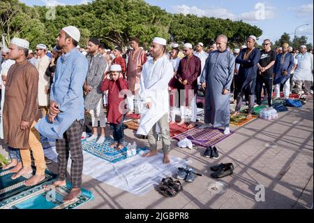 Palermo, Italien. 09.. Juli 2022. Muslime beten. Die muslimischen Gemeinden in Palermo feierten Eid al Adha (Fest des Opfers, oder Kurban Bayrami) mit einem gemeinsamen Gebet im Foro Italico, dem beliebten Hafengebiet von Palermo (Sizilien, Italien). Kredit: SOPA Images Limited/Alamy Live Nachrichten Stockfoto