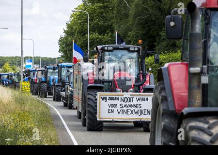 2022-07-09 15:51:44 ROERMOND - Eine Prozession von etwa hundert Traktoren gewandert durch Roermond am Samstagnachmittag nach einer Blockade der Rockwool. Die Aktivisten stimmen der Stickstoffpolitik der Regierung nicht zu. Auch belgische Landwirte nehmen an der Kampagne Teil. ANP MARCEL VAN HOORN niederlande Out - belgien Out Stockfoto