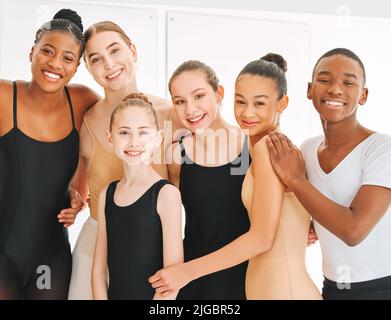 Freunde für immer im Leben und Ballett. Eine Gruppe junger Balletttänzer, die Spaß in einem Tanzstudio haben. Stockfoto