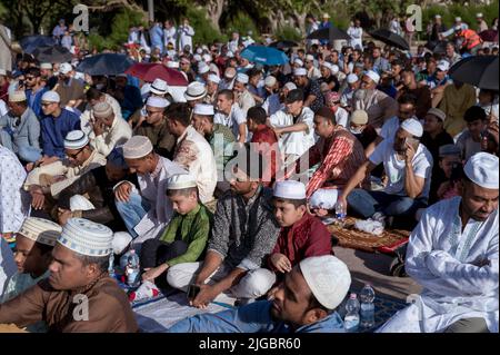 Palermo, Italien. 09.. Juli 2022. Muslime beten. Die muslimischen Gemeinden in Palermo feierten Eid al Adha (Fest des Opfers, oder Kurban Bayrami) mit einem gemeinsamen Gebet im Foro Italico, dem beliebten Hafengebiet von Palermo (Sizilien, Italien). (Foto von Valeria Ferraro/SOPA Images/Sipa USA) Quelle: SIPA USA/Alamy Live News Stockfoto