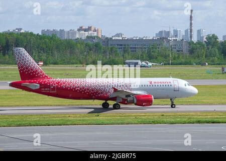 SANKT PETERSBURG, RUSSLAND - 20. JUNI 2018: Airbus A320-200 'Kursk' (VQ-BCG) von Rossiya Airlines nach der Landung auf dem Flughafen Pulkovo Stockfoto