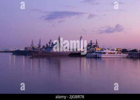 KRONSTADT, RUSSLAND - 27. JULI 2019: Lily July Abend im Middle Harbour Stockfoto