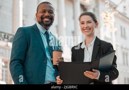 Neuer Tag, neuer Fall. Zwei Kollegen gehen durch eine Akte in der Stadt. Stockfoto