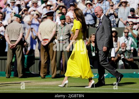 London, Großbritannien, 9.. Juli 2022: Catherine, Herzogin von Cambridge, während der Trophäenübergabe bei den Wimbledon Championships 2022 im All England Lawn Tennis and Croquet Club in London. Kredit: Frank Molter/Alamy Live Nachrichten Stockfoto