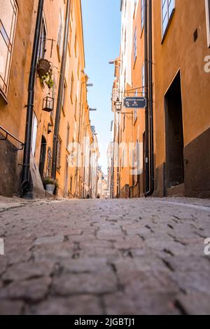 Nahaufnahme einer leeren engen Gasse inmitten von Wohngebäuden in der Altstadt Stockfoto