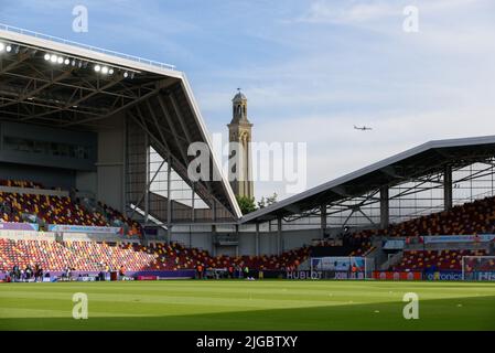 Allgemeiner Blick vom Boden aus mit dem Standpipe Tower, dem London Museum of Water und Steam vor dem UEFA Womens Euro 2022 Fußballspiel zwischen Deutschland und Dänemark im Brentford Community Stadium in Brentford, England. (Sven Beyrich/Sportfrauen/SPP) Stockfoto