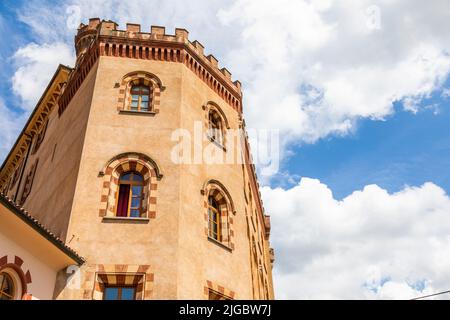 Barolo, Italien - um August 2021: Schloss Barolo. Das Dorf Barolo ist UNESCO-Weltkulturerbe. Stockfoto