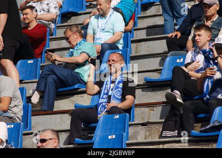 Sankt Petersburg, Russland. 08.. Juli 2022. Fans von Zenit gesehen während der Wetten Match of Legends zwischen Zenit Sankt Petersburg und Spartak Moskau im Petrovsky Stadium. Endergebnis: Zenit 2:0 Spartak. Kredit: SOPA Images Limited/Alamy Live Nachrichten Stockfoto