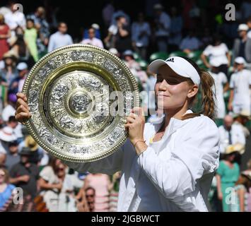 London, Gbr. 09.. Juli 2022. London Wimbledon Championships Day 09/07/2022 Elena Rybakina (KAZ) mit Venus Rosewater Trophy nach dem Gewinn des Finales der Damen Credit: Roger Parker/Alamy Live News Stockfoto