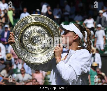 London, Gbr. 09.. Juli 2022. London Wimbledon Championships Day 09/07/2022 Elena Rybakina (KAZ) mit Venus Rosewater Trophy nach dem Gewinn des Finales der Damen Credit: Roger Parker/Alamy Live News Stockfoto